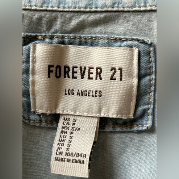 Forever 21 Light Wash Chambray Denim Button-Down Shirt Size Small - Picture 5 of 5